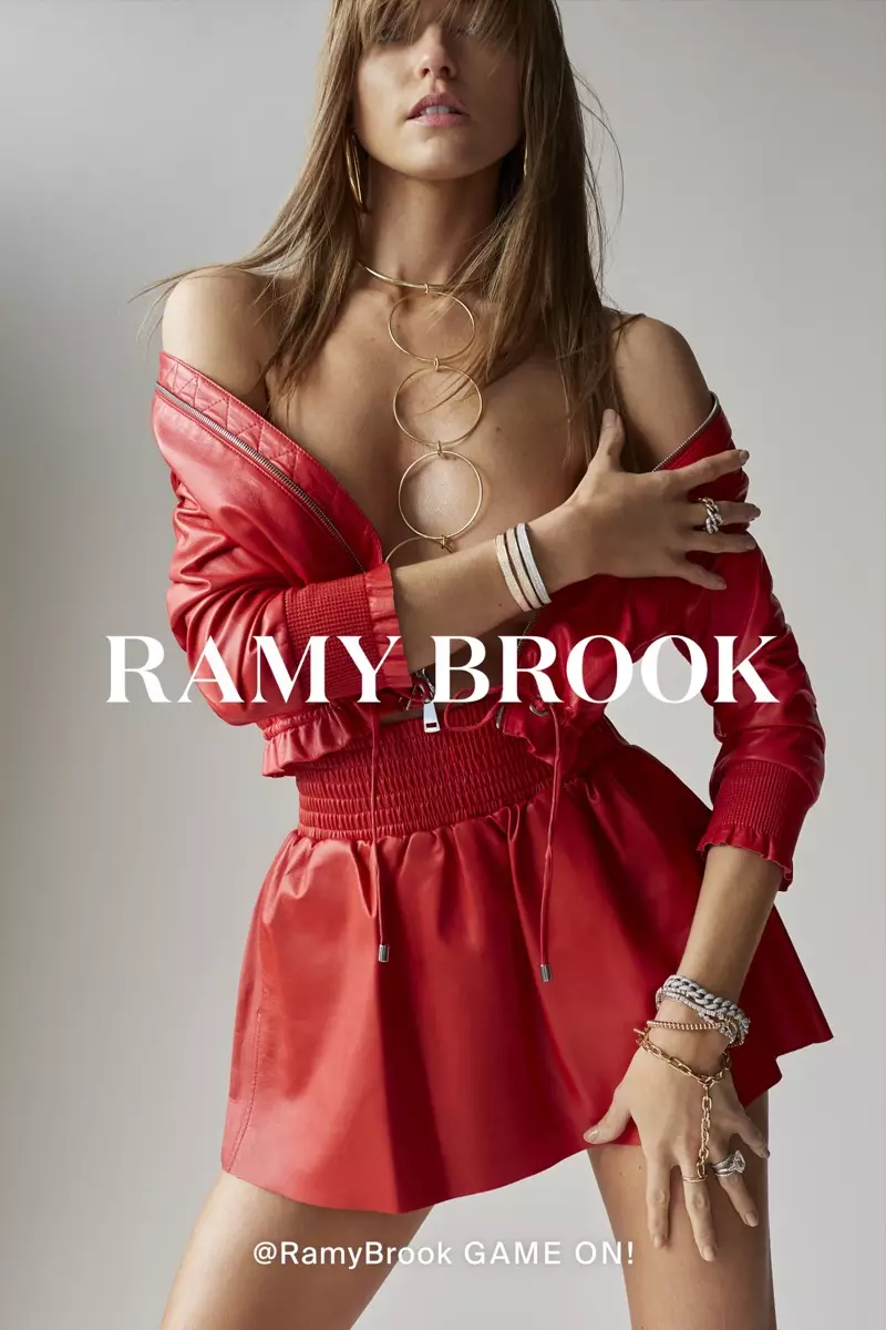 Martha Hunt tampil seksi di kampanye musim semi-musim panas 2018 Ramy Brook