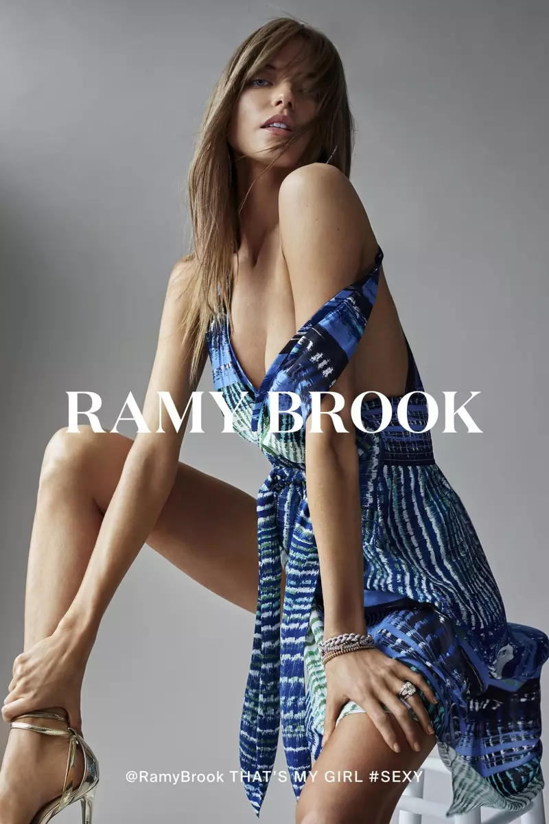 Martha Hunt nosí modré šaty v kampani Ramy Brook na jar a leto 2018
