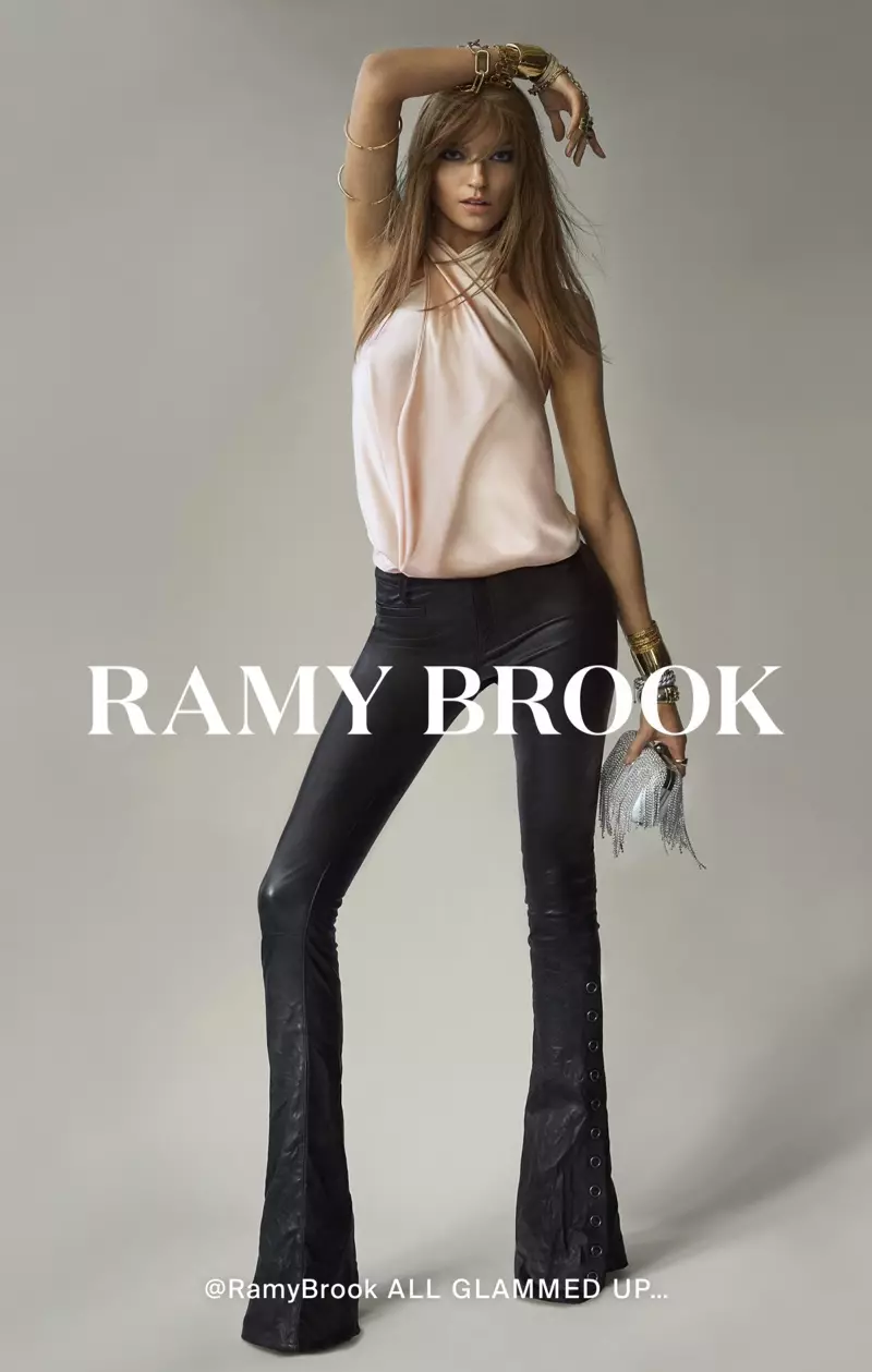 Modèl Martha Hunt poze nan yon pantalon eklate pou kanpay prentan-ete 2018 Ramy Brook.