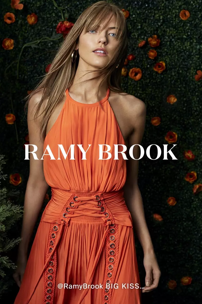 Ramy Brook ya buga Martha Hunt don yin ƙirar riguna orange a cikin bazara-lokacin kamfen na 2018