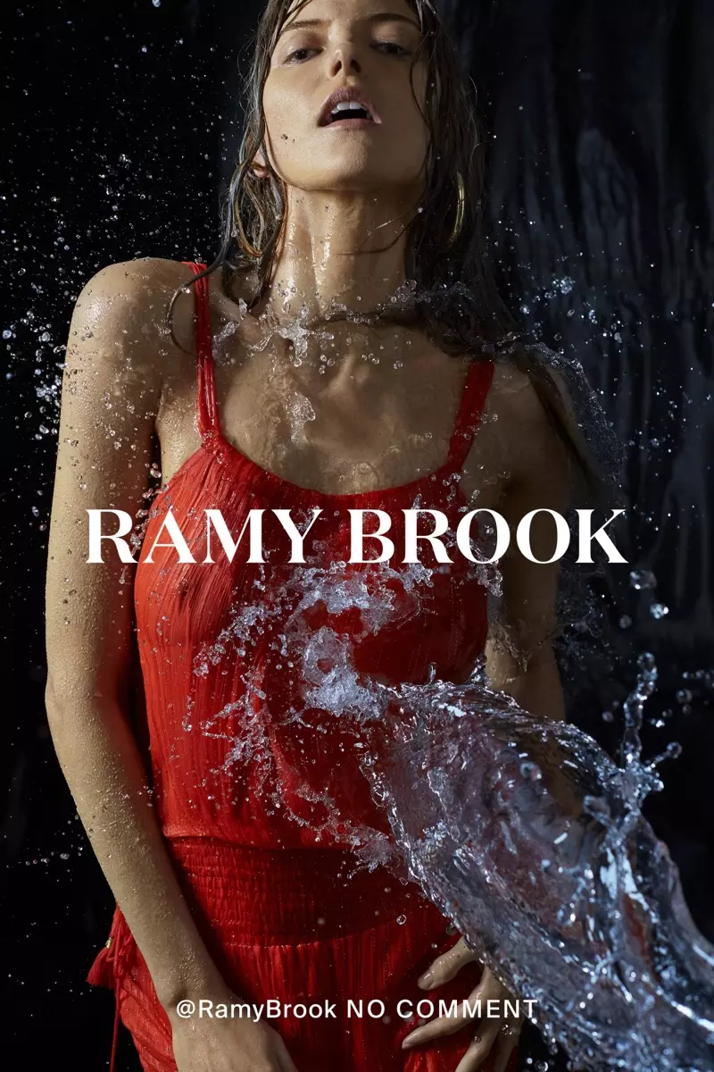 Martha Hunt má na sebe sexi červené šaty pre kampaň Ramy Brook na jar a leto 2018
