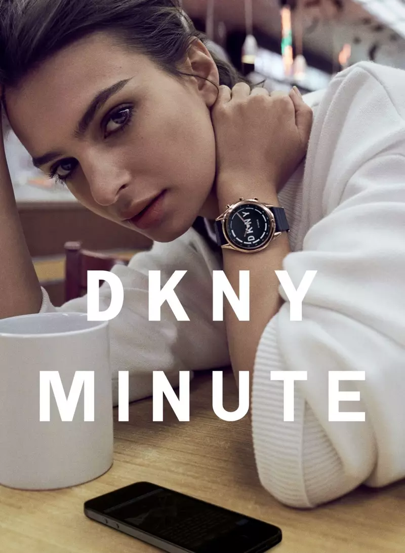 Caitheann an tsamhail Emily Ratajkowski smartwatch i bhfeachtas DKNY Minute