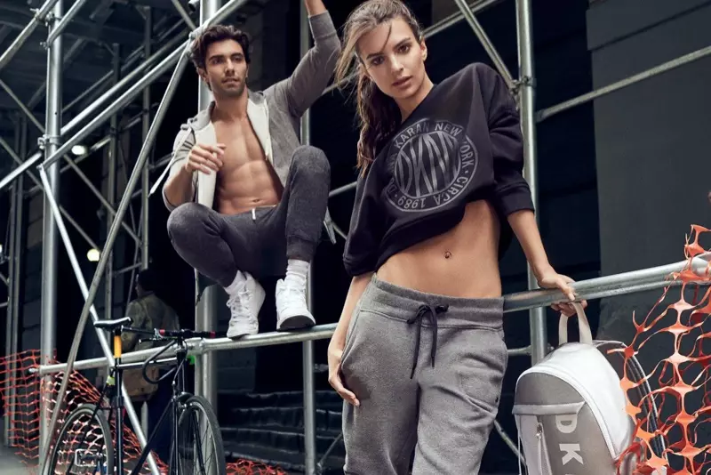 Emily Ratajkowski modelleert een cropped sweater in DKNY's herfst-winter 2017-campagne