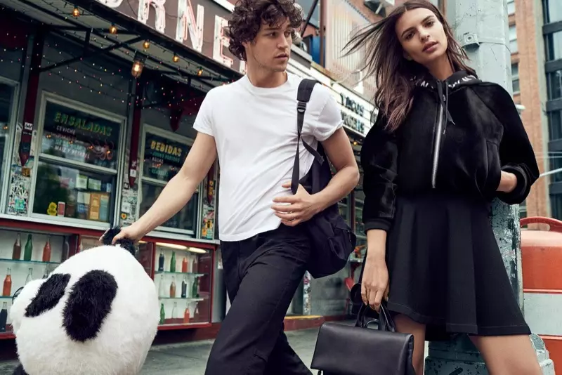 Model Emily Ratajkowski poseert in New York City voor DKNY's herfst-winter 2017-campagne