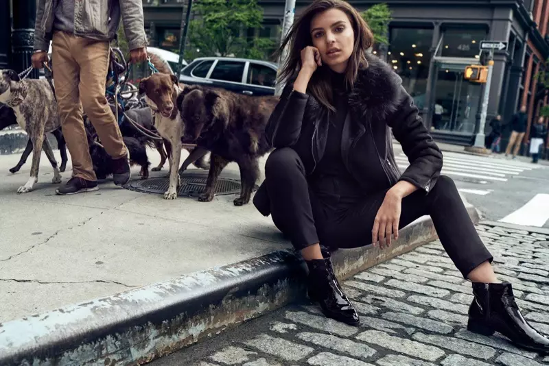 Emily Ratajkowski trägt Schwarz auf Schwarz für die Herbst-Winter-Kampagne 2017 von DKNY