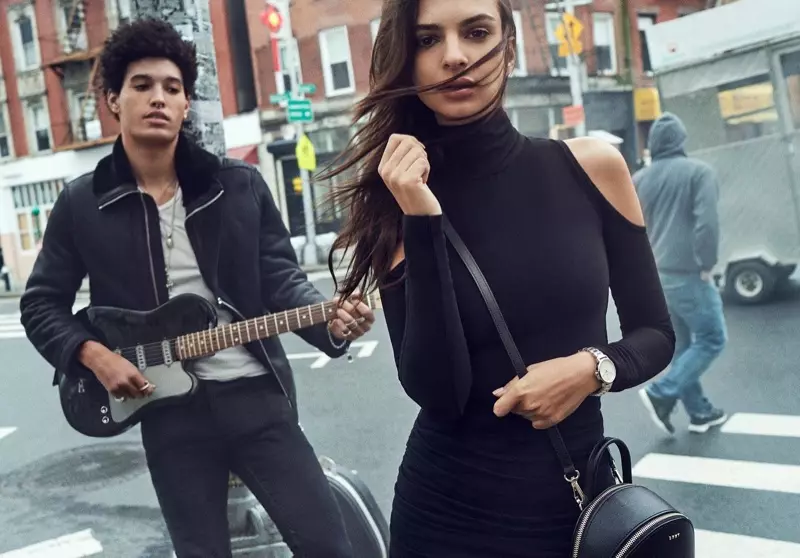 Emily Ratajkowski huet eng oppe Schëller Top an der DKNY Hierscht-Wanter 2017 Kampagne