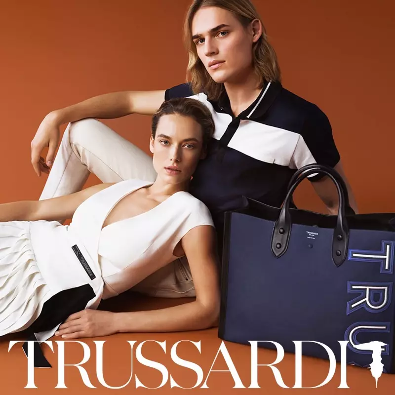 Hannah Ferguson pozuoja su Tonu Heukelsu Trussardi 2019 m. pavasario-vasaros kampanijoje