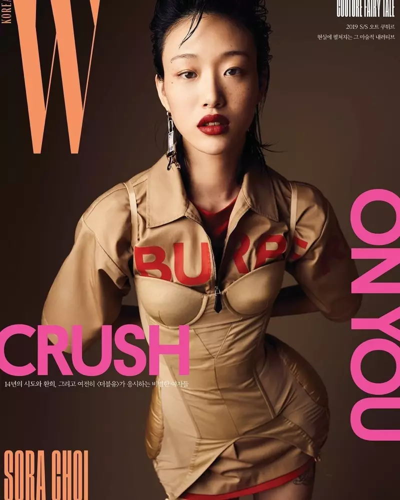 Sora Choi 身著 Burberry 設計的 W Korea