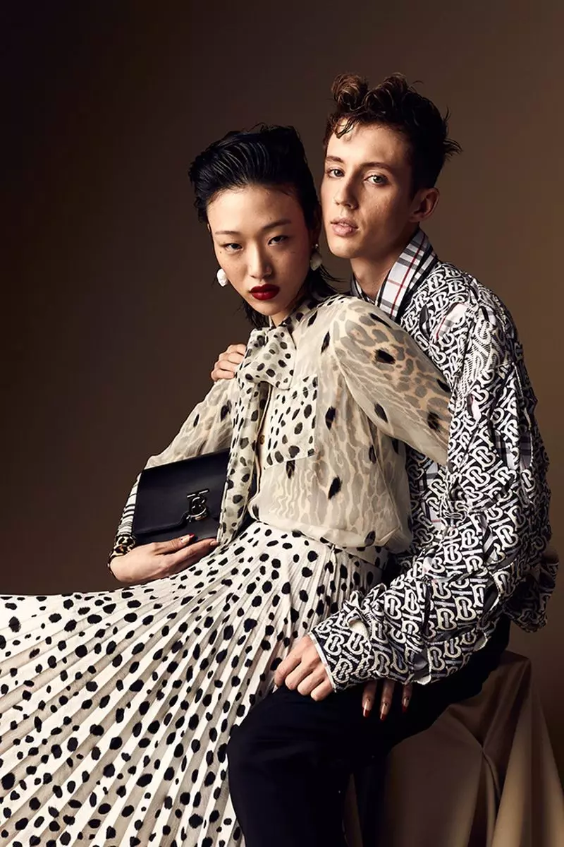 Sora Choi O Apara Burberry Designs bakeng sa W Korea