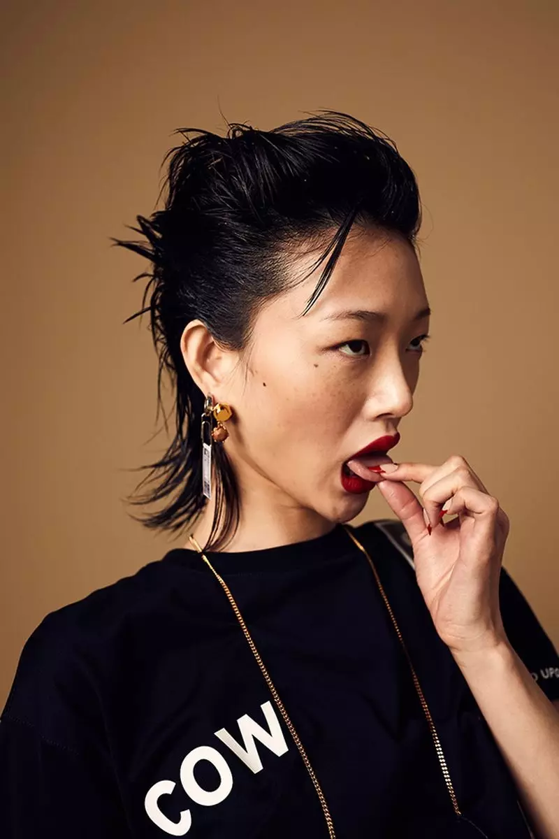 Sora Choi bærer Burberry-design for W Korea