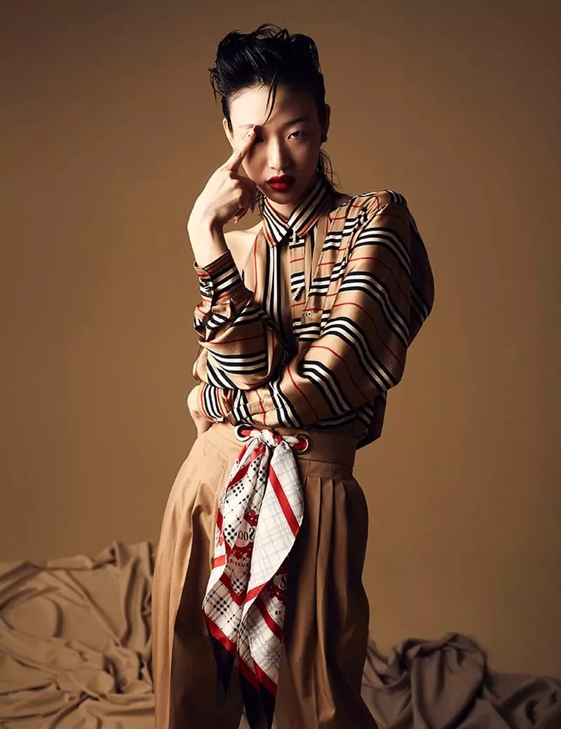 Sora Choi dėvi „Burberry“ dizainą, skirtą V Korėjai