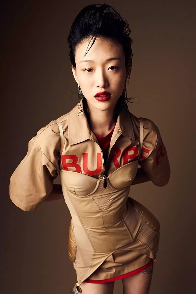 Sora Choi Hnav Burberry Designs rau W Kauslim