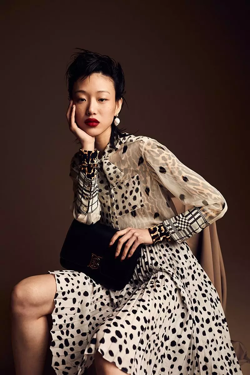 Sora Choi nosí Burberry Designy pro W Korea