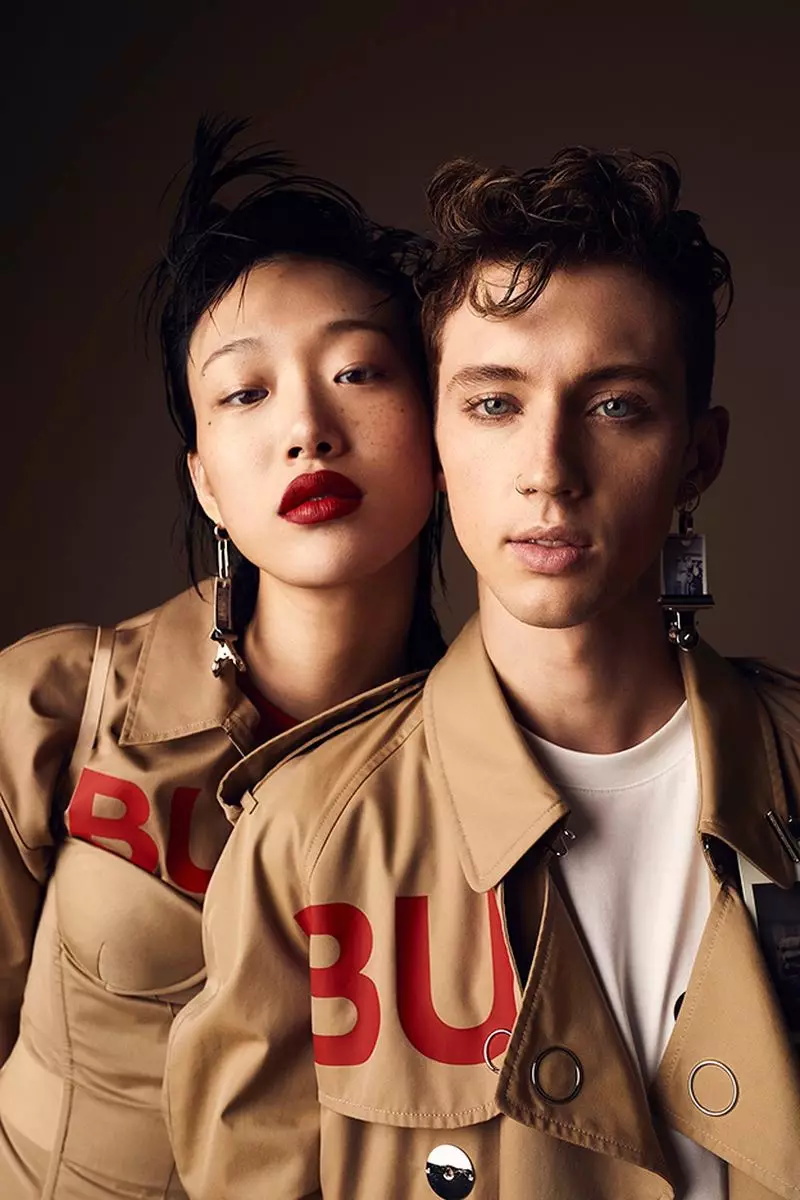 Sora Choi usa designs da Burberry para a W Korea