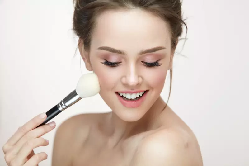 Model Kushandisa Makeup Brush Runako