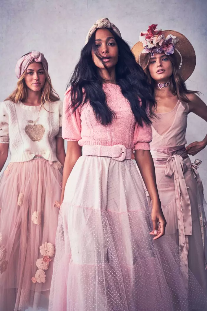 Melie Tiacoh, Caroline Kelley és Anna Mila Guyenz a LoveShackFancy resort 2020 kollekció főszereplője