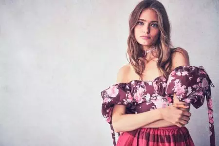 Anna Mila, Melie és Caroline álmodozóan néz ki a LoveShackFancy Resort 2020-ban