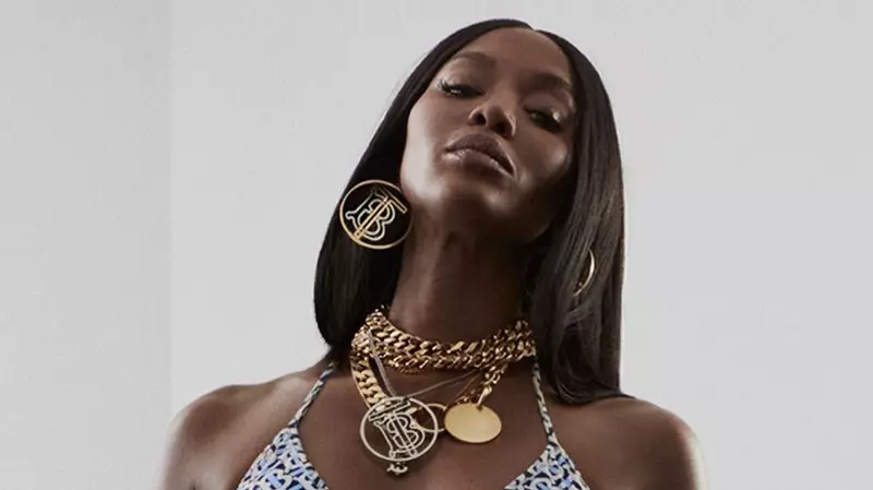 Campanie de monogramă de vară Naomi Campbell Burberry TB