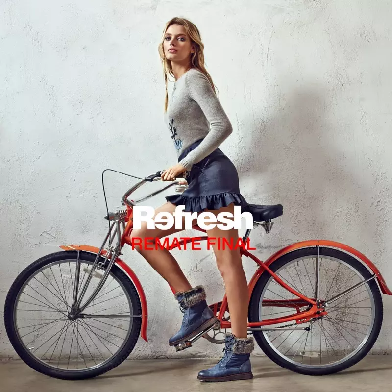 Bregje Heinen poserer ved siden af en cykel og står foran Refresh Shoes' forår-sommer 2018-kampagne