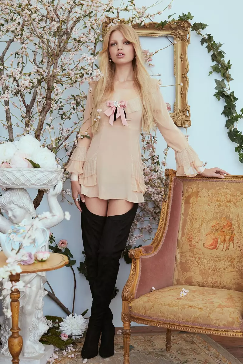 Model Daphne Groeneveld posiert in For Love & Lemons Evie Minikleid