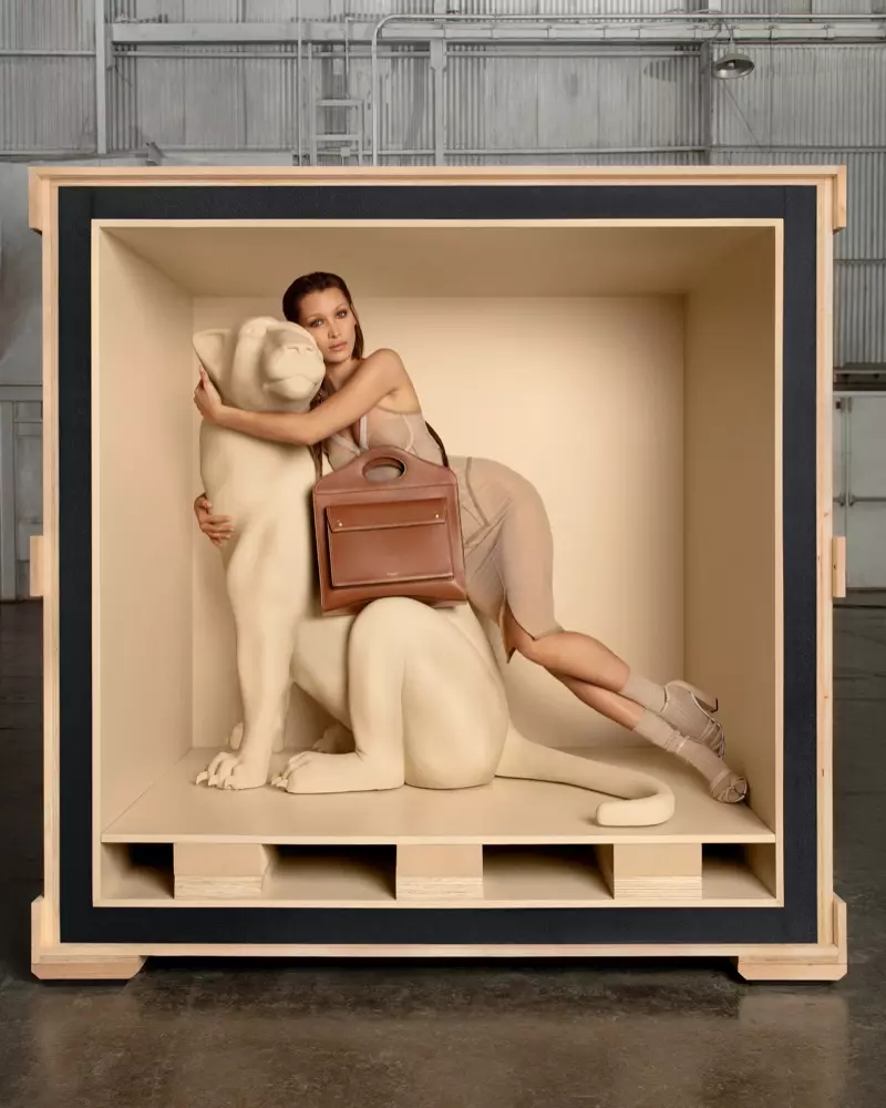 Bella Hadid သည် Burberry Pocket bag campaign တွင် ပေါ်လာသည်။