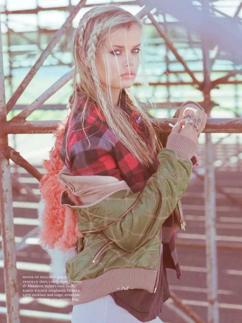 Frida Aasen ho fa casual per a Russh Shoot de Hugh Lippe