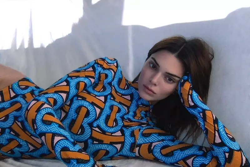 Kendall Jenner Burberry monogramos kampanija 2020 m