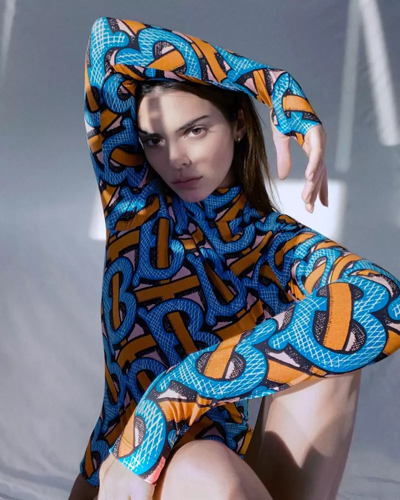Achirova pose, Kendall Jenner anoonekwa muBurberry Monogram zhizha 2020 mushandirapamwe.