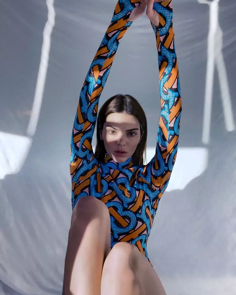 Kendall Jenner 在 Burberry Monogram 2020 夏季广告大片中身着醒目印花。