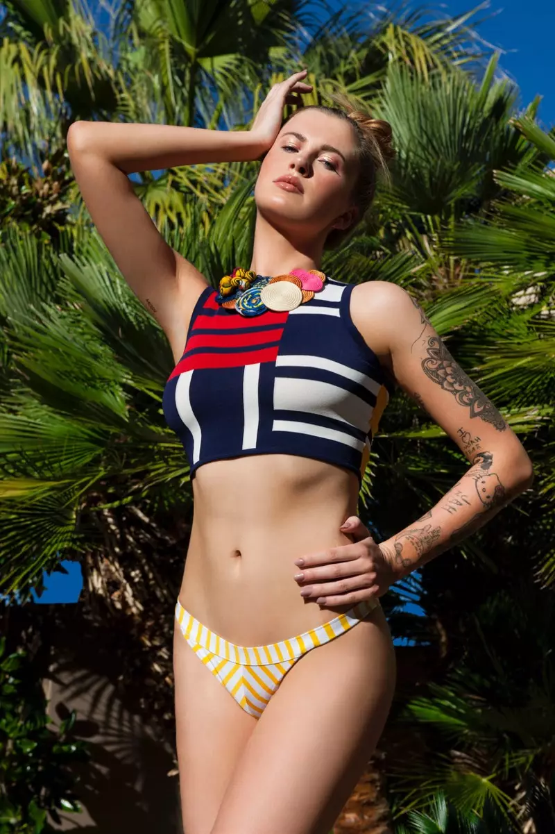 Ireland Baldwin modele crop top TommyxGigi cu pantaloni de bikini Tommy Hilfiger