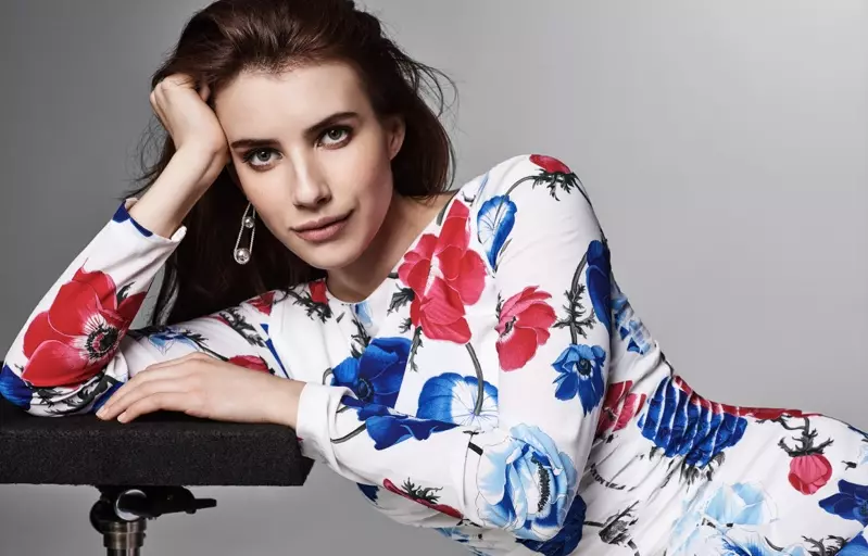 Igralka Emma Roberts pozira v obleki s cvetličnim potiskom Salvatore Ferragamo z uhani Tiffany & Co.