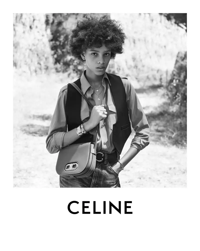 Essoye Mombot posa una postura a la col·lecció Celine Plein Soleil.