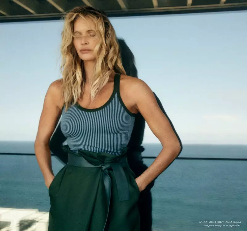 Elle Macpherson poze nan Chik Looks pou Harper's Bazaar Ostrali