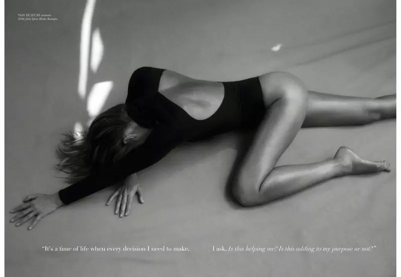 Elle Macpherson posa en looks elegants per a Harper's Bazaar Austràlia