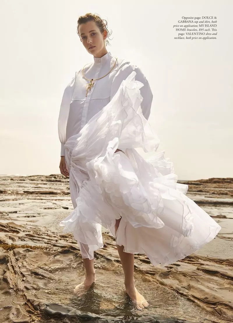 Mali Koopman nosi sloge Breezy Beach za Harper's Bazaar Australia