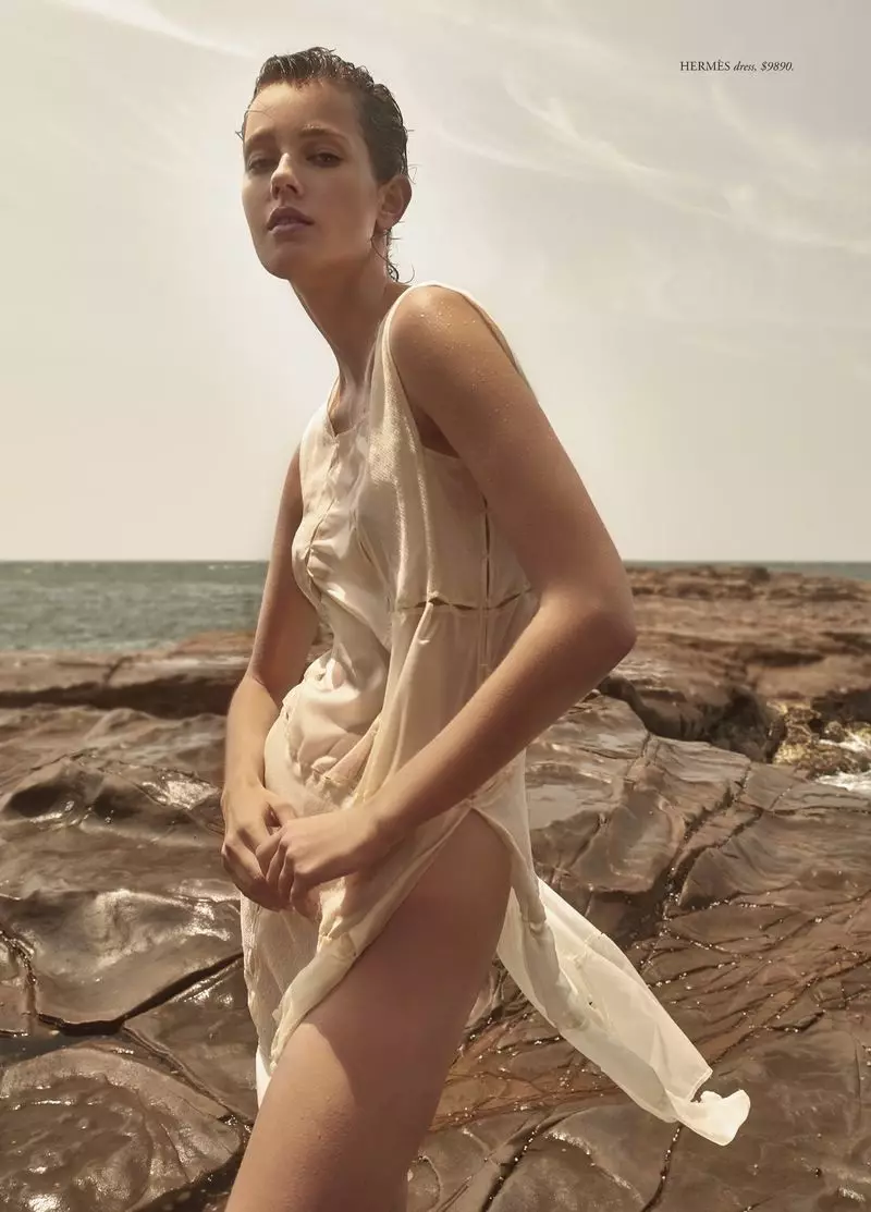 Mali Koopman dia manao akanjo tora-pasika Breezy ho an'ny Harper's Bazaar Australia