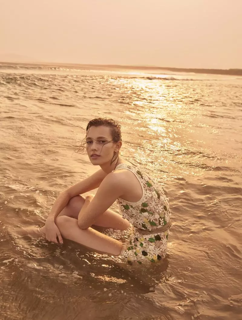 Mali Koopman Wears Breezy Beach Styles por Harper's Bazaar Aŭstralio