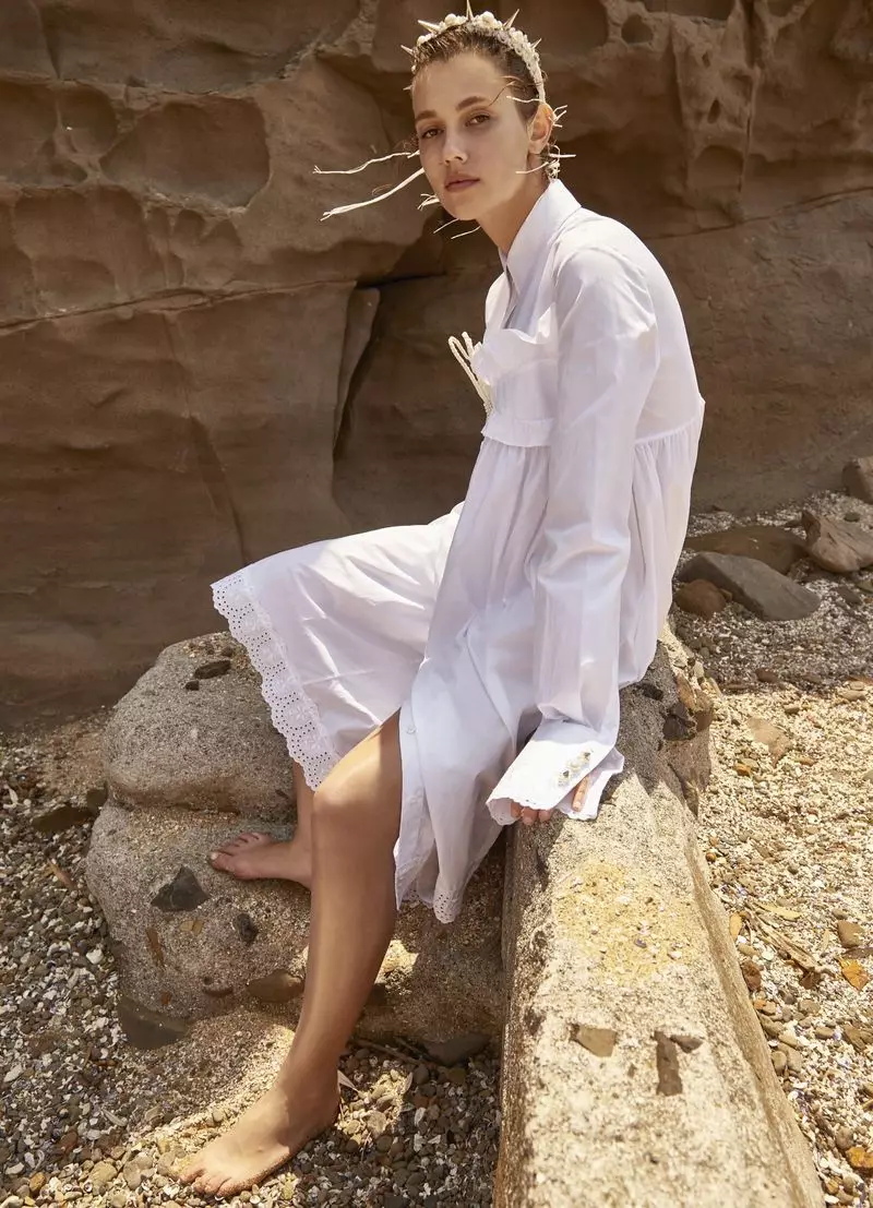 Mali Koopman ატარებს Breezy Beach Styles ავსტრალიის Harper's Bazaar-ისთვის