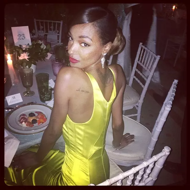 Jourdan Dunn sert un look arrière de sa robe Topshop