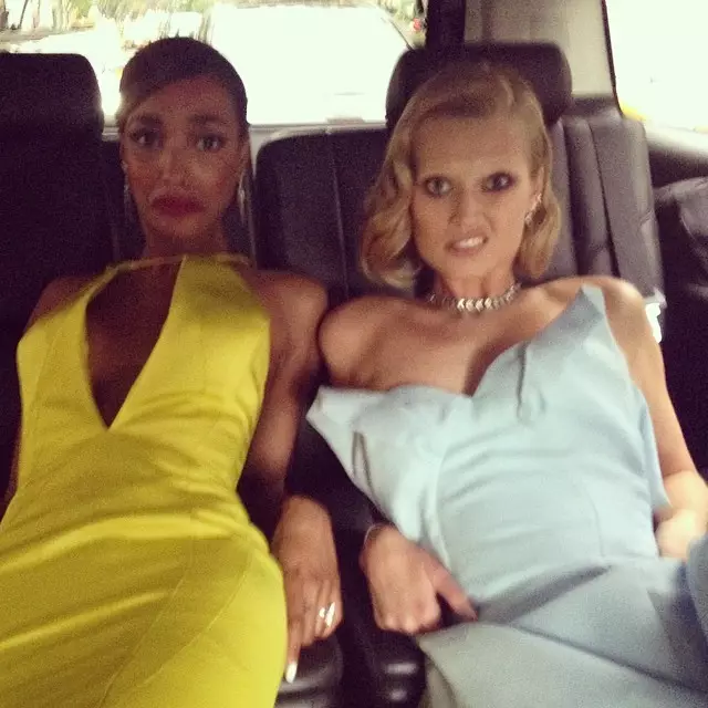 Jourdan Dunn ve Toni Garrn arabada önlük giymekte zorlanıyor