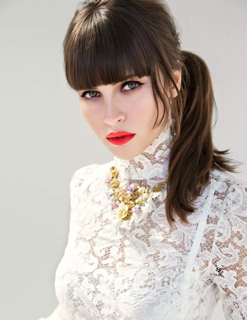 Felicity Jones Dons Dolce & Gabbana cho Yo Dona Ảnh bìa tháng 12 của Iakovos Kalaitzakis