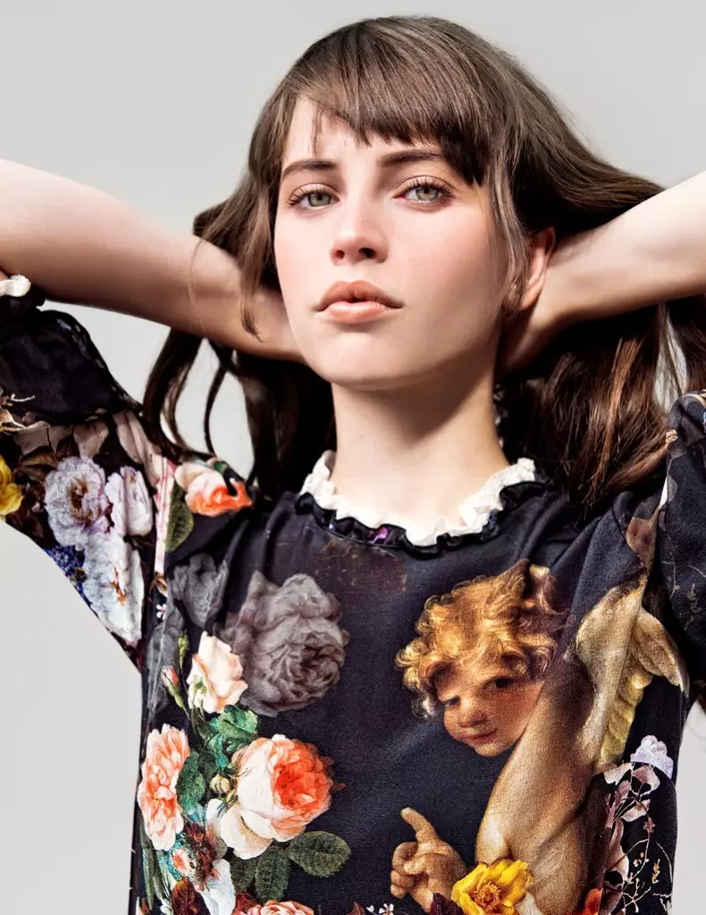 Felicity Jones Dons Dolce & Gabbana do Yo Dona Clúdach na Nollag lámhaigh ag Iakovos Kalaitzakis