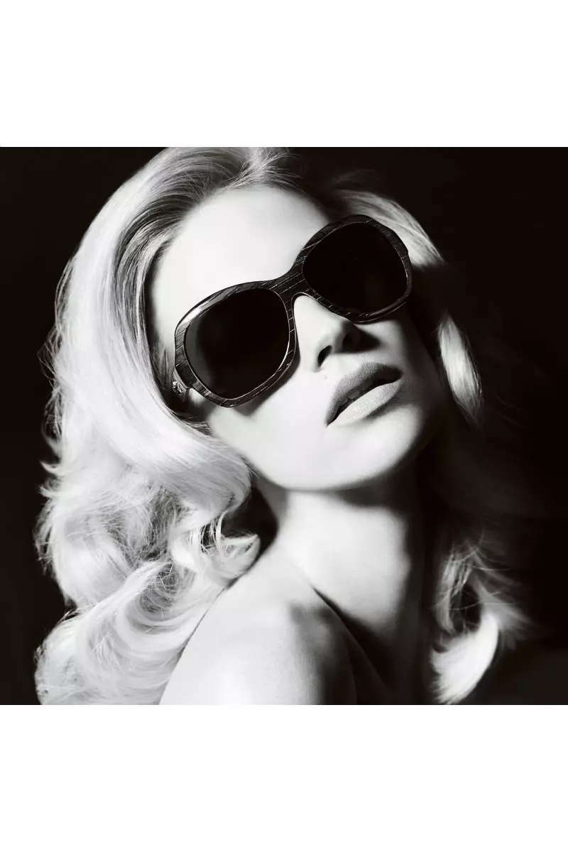 Versace Accessoires Frühjahr 2011 Kampagne | Januar Jones von Mario Testino