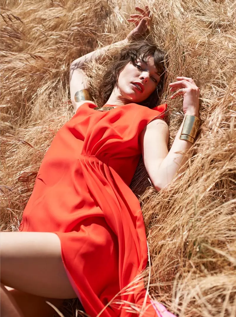 Milla Jovovich poserer for Eric Guillemain i Elle Ukraine juli 2013