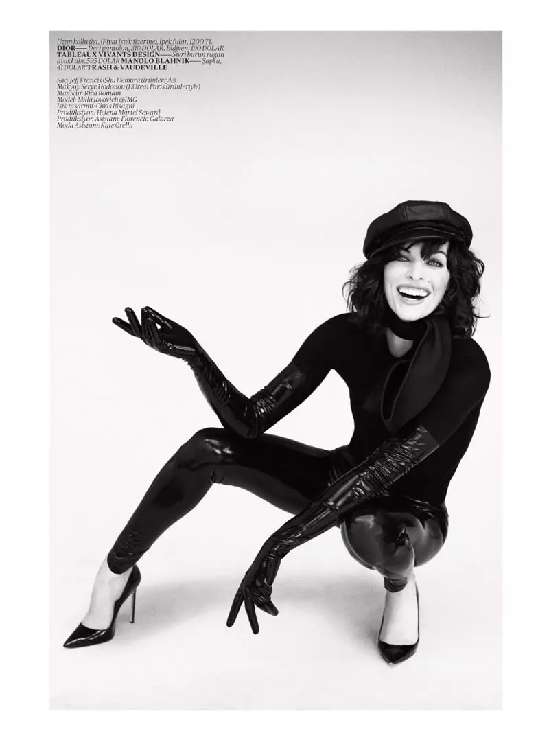 Milla Jovovich es posa jovial a l'edició de maig de 2013 de Vogue Turquia de Sebastian Faena