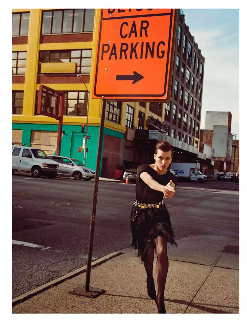 Milla Jovovich ji bo Hejmara Sibatê ya Vogue Paris ji hêla Inez & Vinoodh ve li New Yorkê digire.