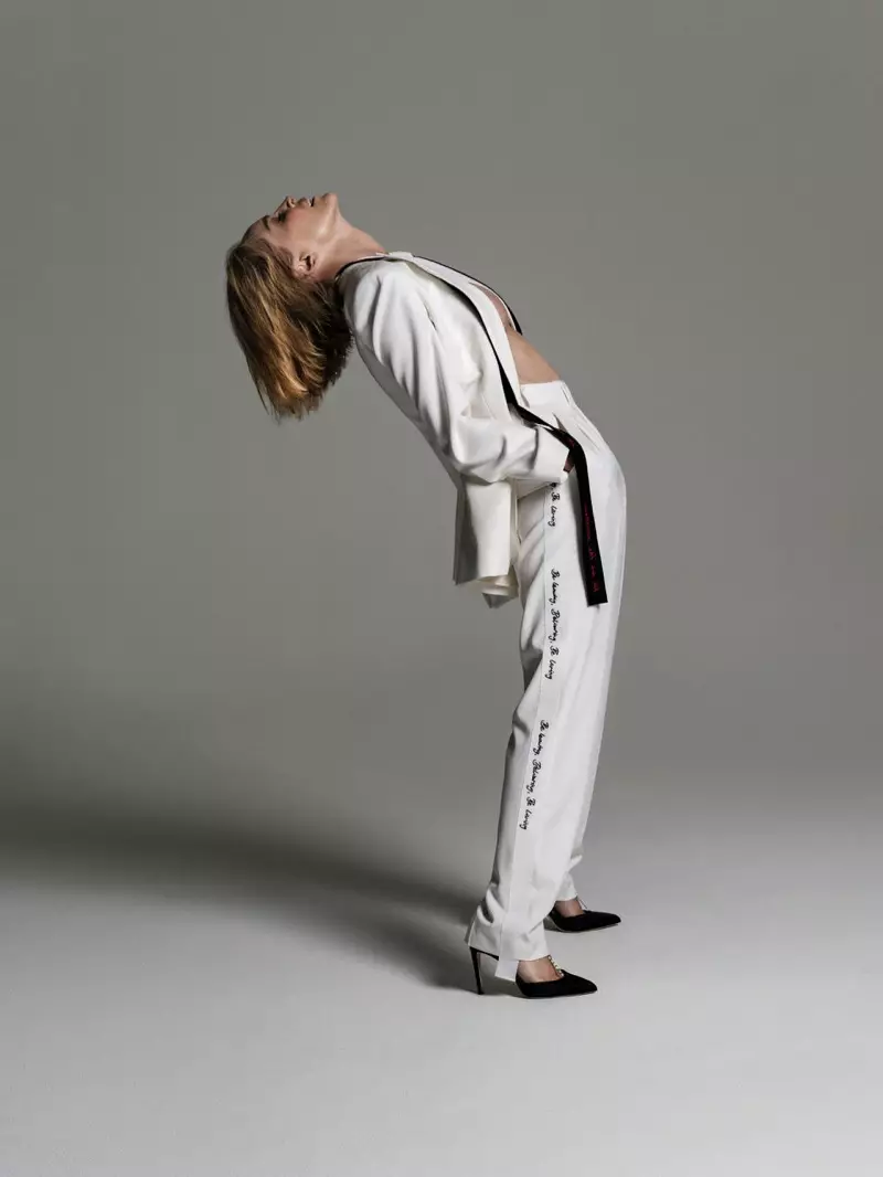 Atriz Sharon Stone usa jaqueta e calça Stella McCartney com salto Chloe Gosselin