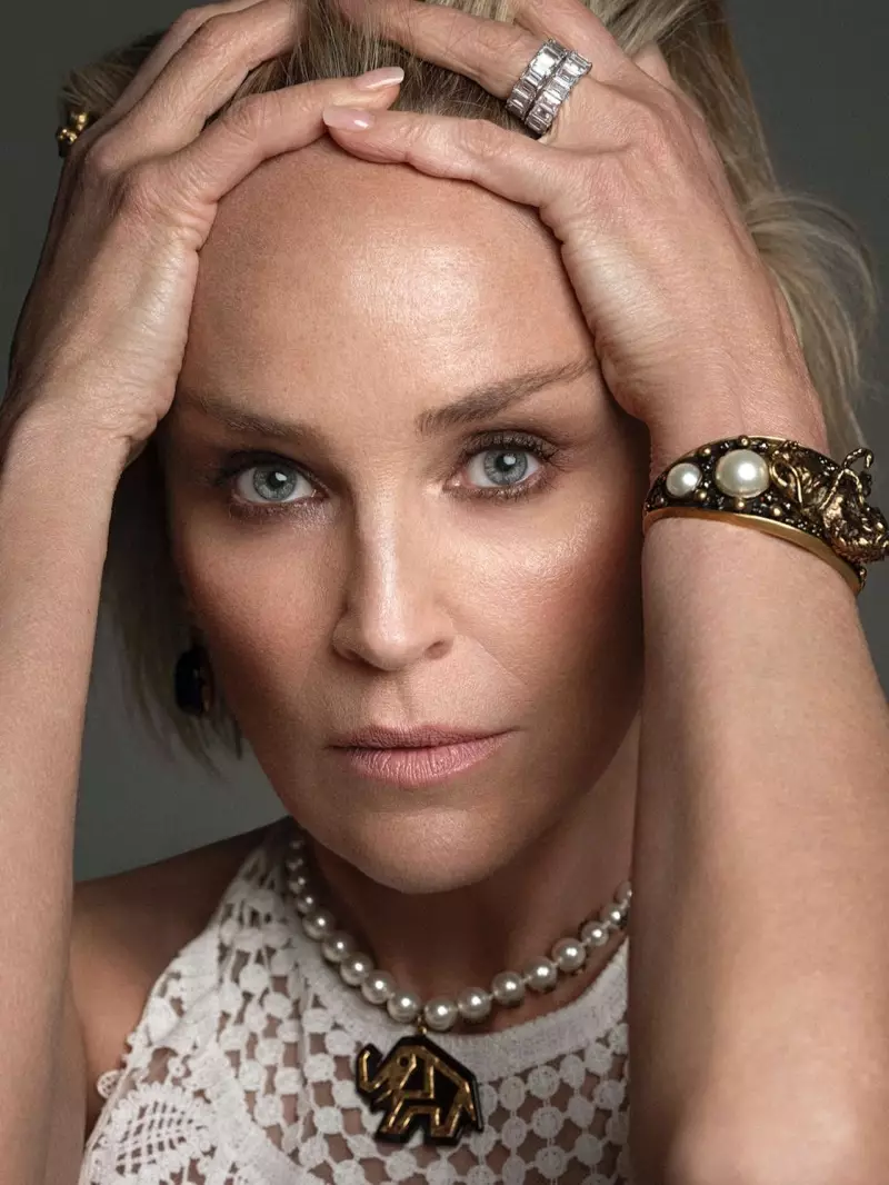 Pronta para o close up, Sharon Stone modela vestido, colar e pulseira Dior