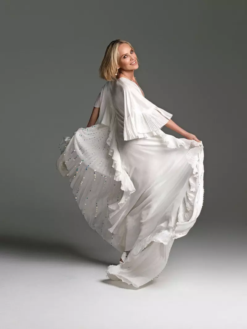 Sharon Stone dreht sich in einem Kleid von Alberta Ferretti