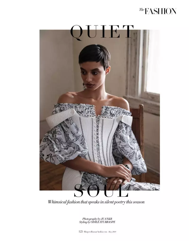 Jourdana Phillips posearret yn romantyske looks foar Harper's Bazaar Arabia